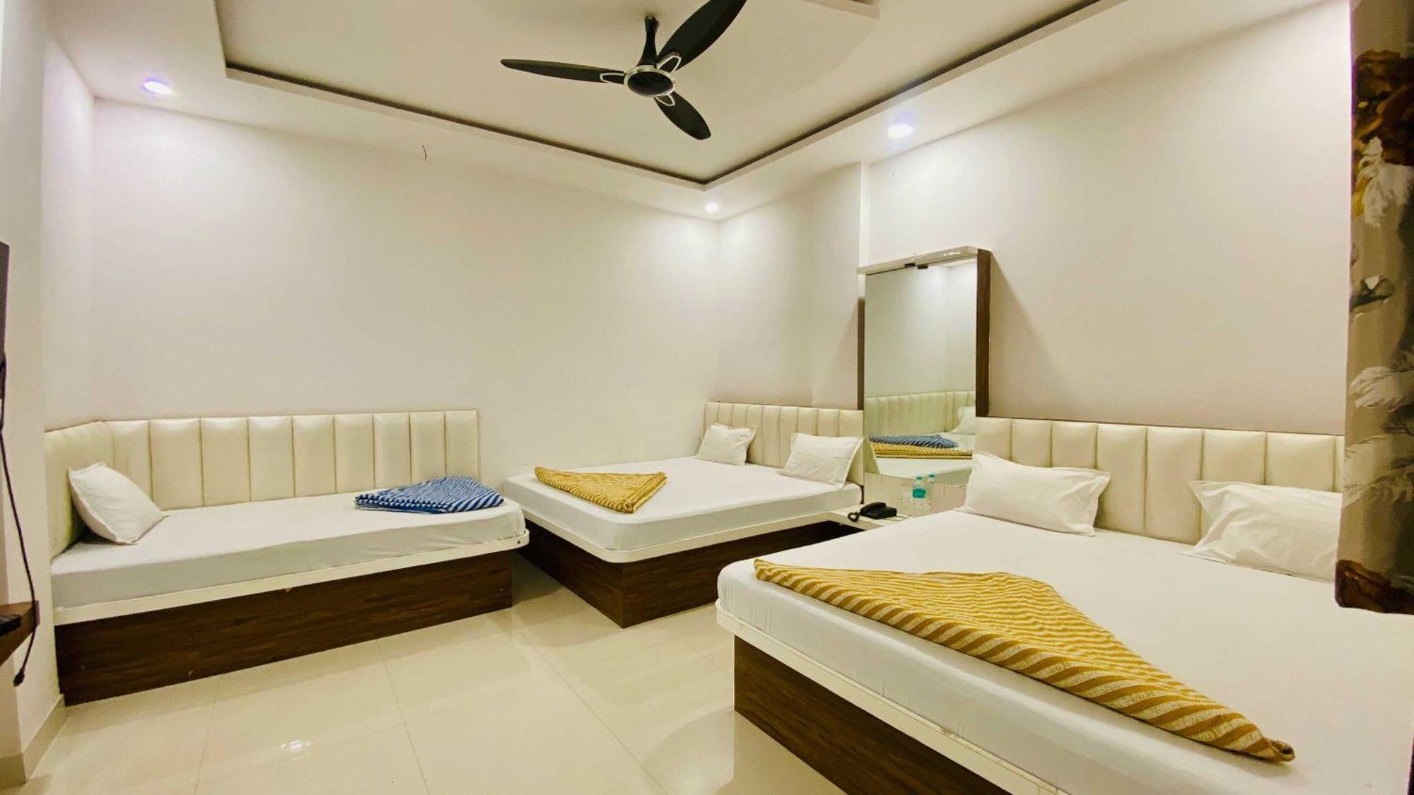 Hotel Gayatri Palace Godarpura Esterno foto